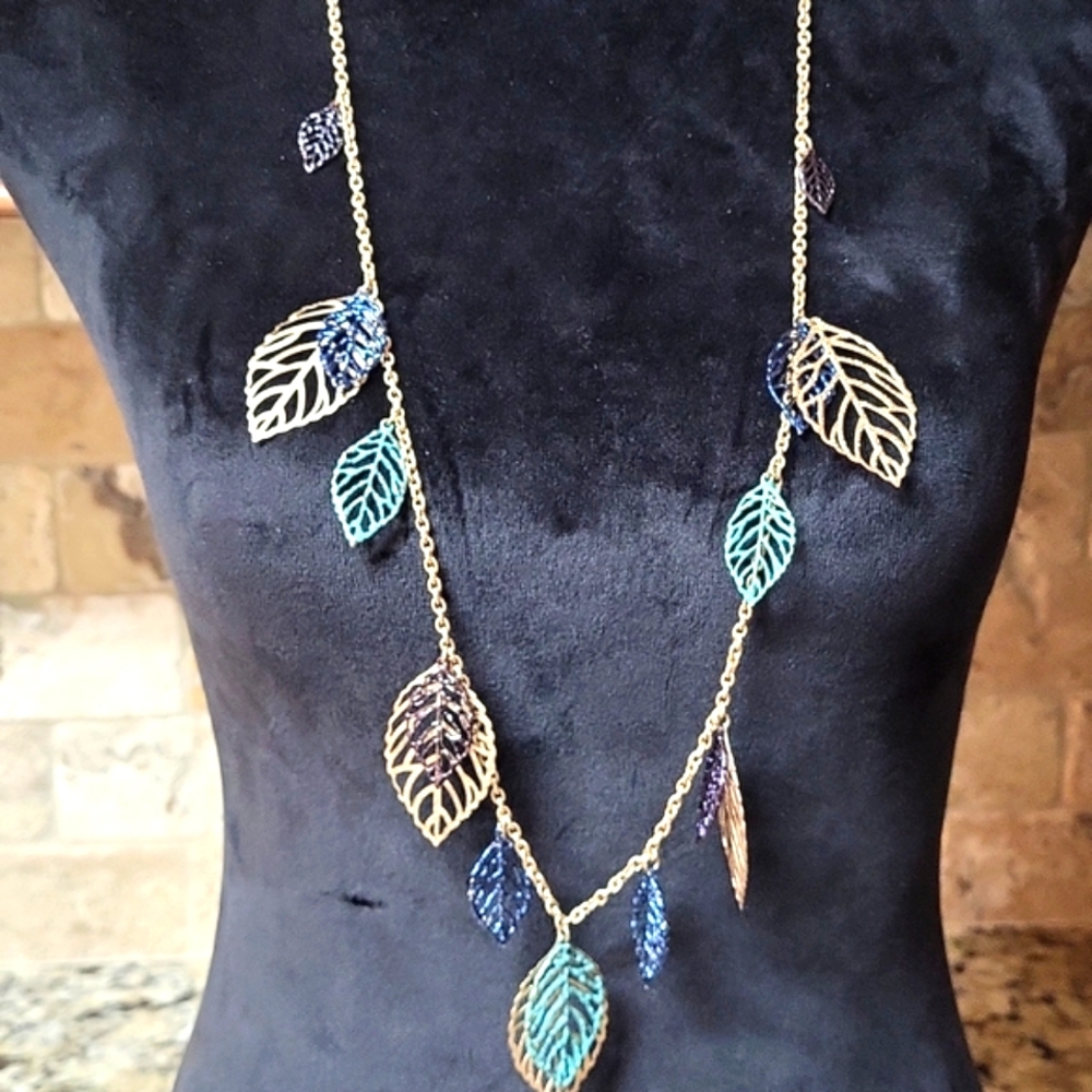 NWOT Dangling Leaf Necklace